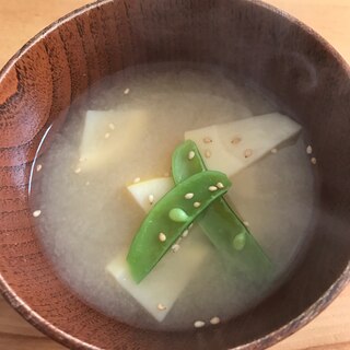 タケノコとスナップえんどうのお味噌汁